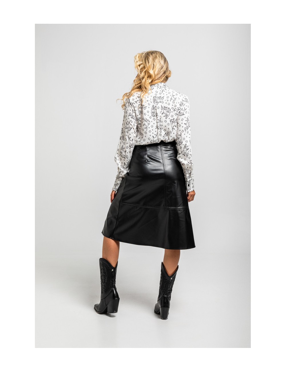 CAMISA LAZADA DE ESTAMAPADO CABALLOS BLANCO Y NEGRO