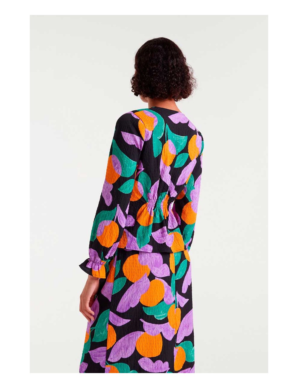 TOP CUELLO PICO CON ESTAMPADO APRICOT
