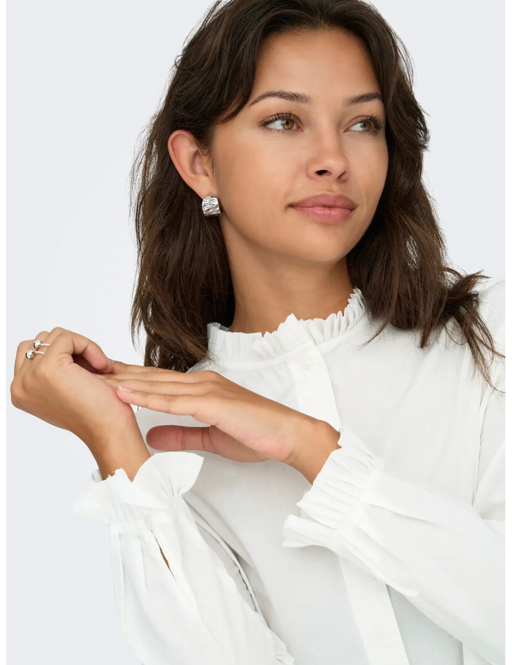 CAMISA CUELLO Y MANGAS PLISADAS BLANCA