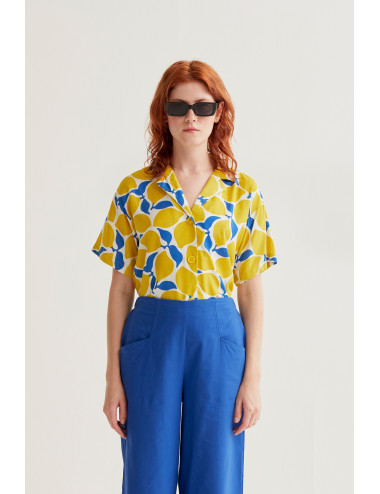 CAMISA CON ESTAMPADO DE...