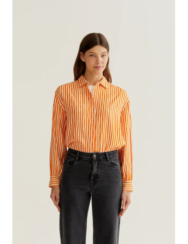 CAMISA CON ESTAMPADO...