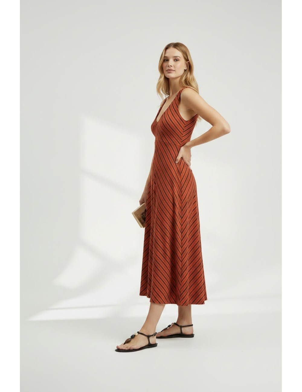 VESTIDO MIDI DE RAYAS DIAGONALES CON ESCOTE EN V TEJA
