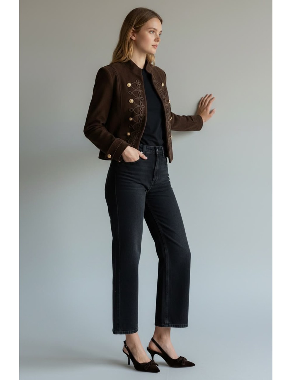 CHAQUETA CORTA EFECTO NEOPRENO CON ALAMARES Y BOTONES DORADOS MARRÓN