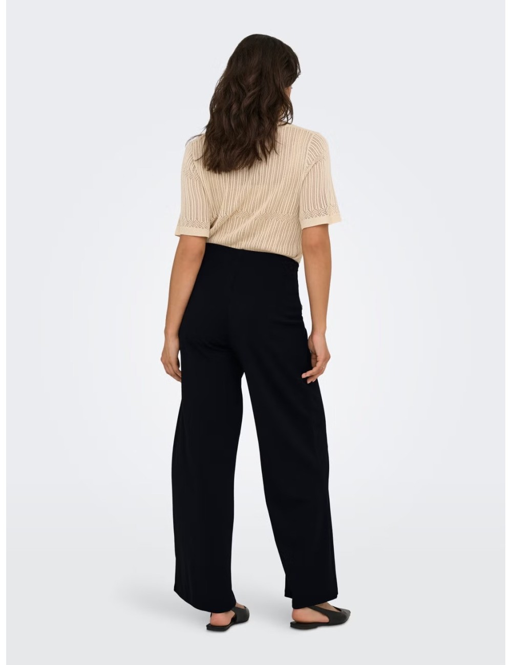 PANTALÓN BOTONES CORTE REGULAR NEGRO