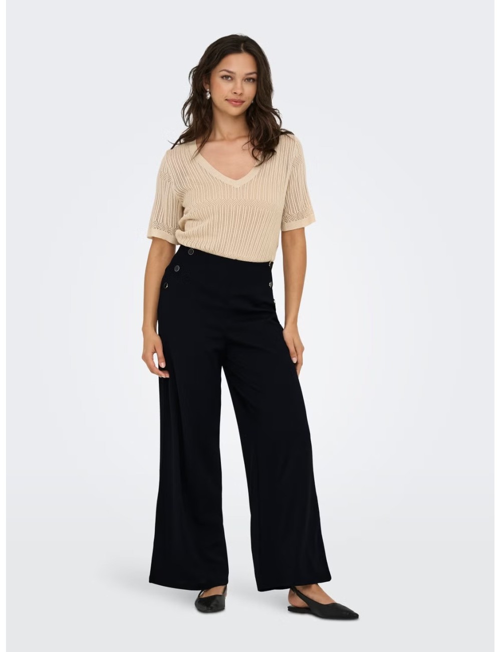 PANTALÓN BOTONES CORTE REGULAR NEGRO