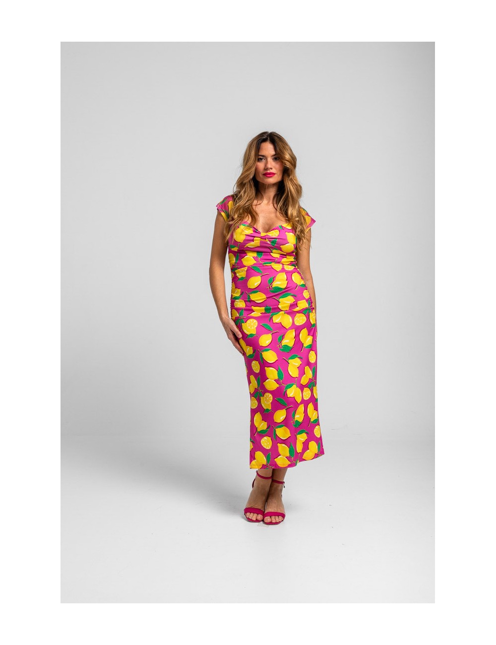 VESTIDO MIDI ESCOTE CORAZÓN ROSA DE LIMONES