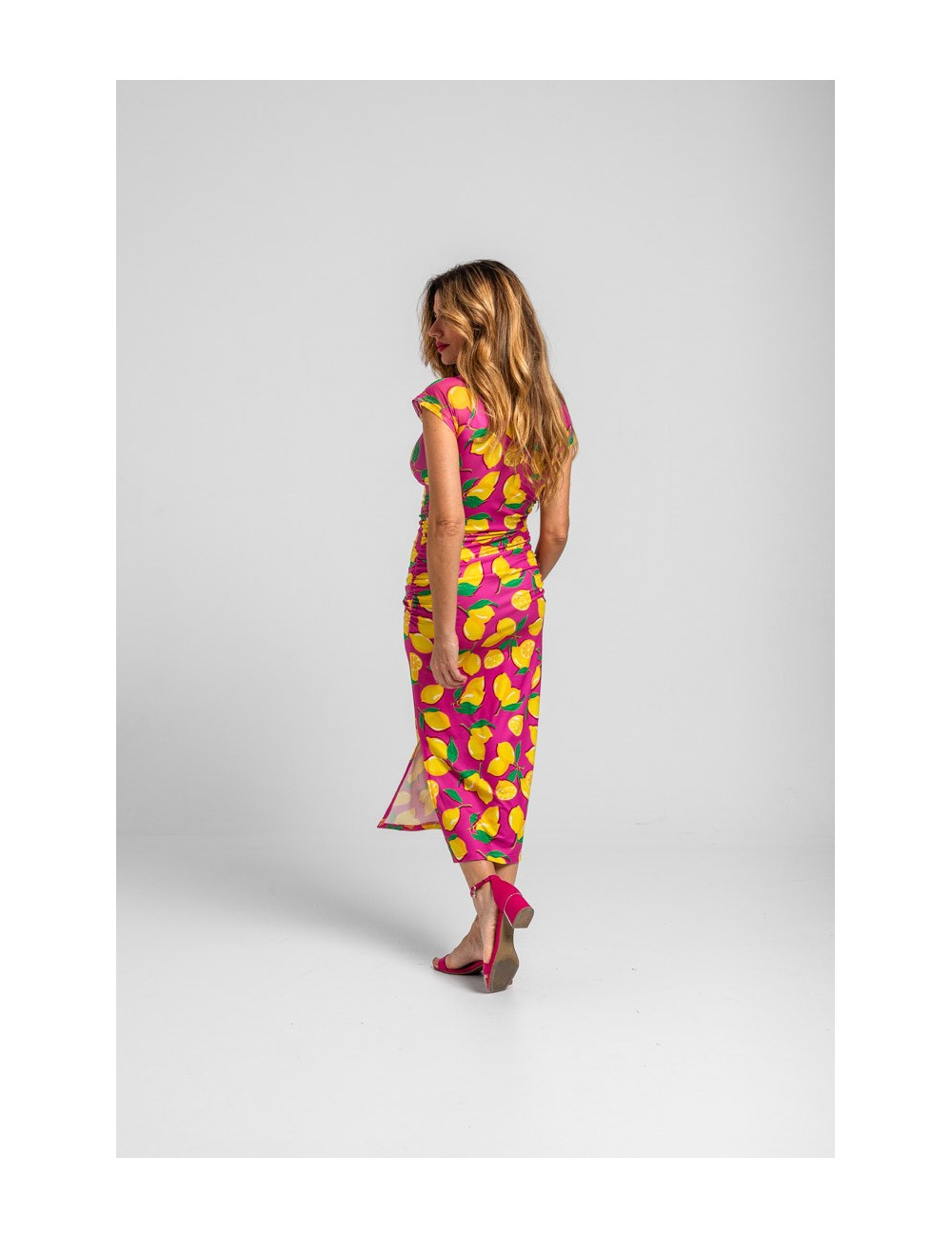 VESTIDO MIDI ESCOTE CORAZÓN ROSA DE LIMONES