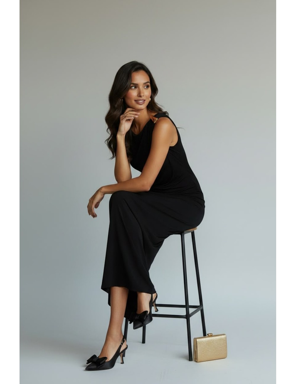 VESTIDO LARGO CON DRAPEADO ASIMÉTRICO NEGRO Y DETALLE ORO