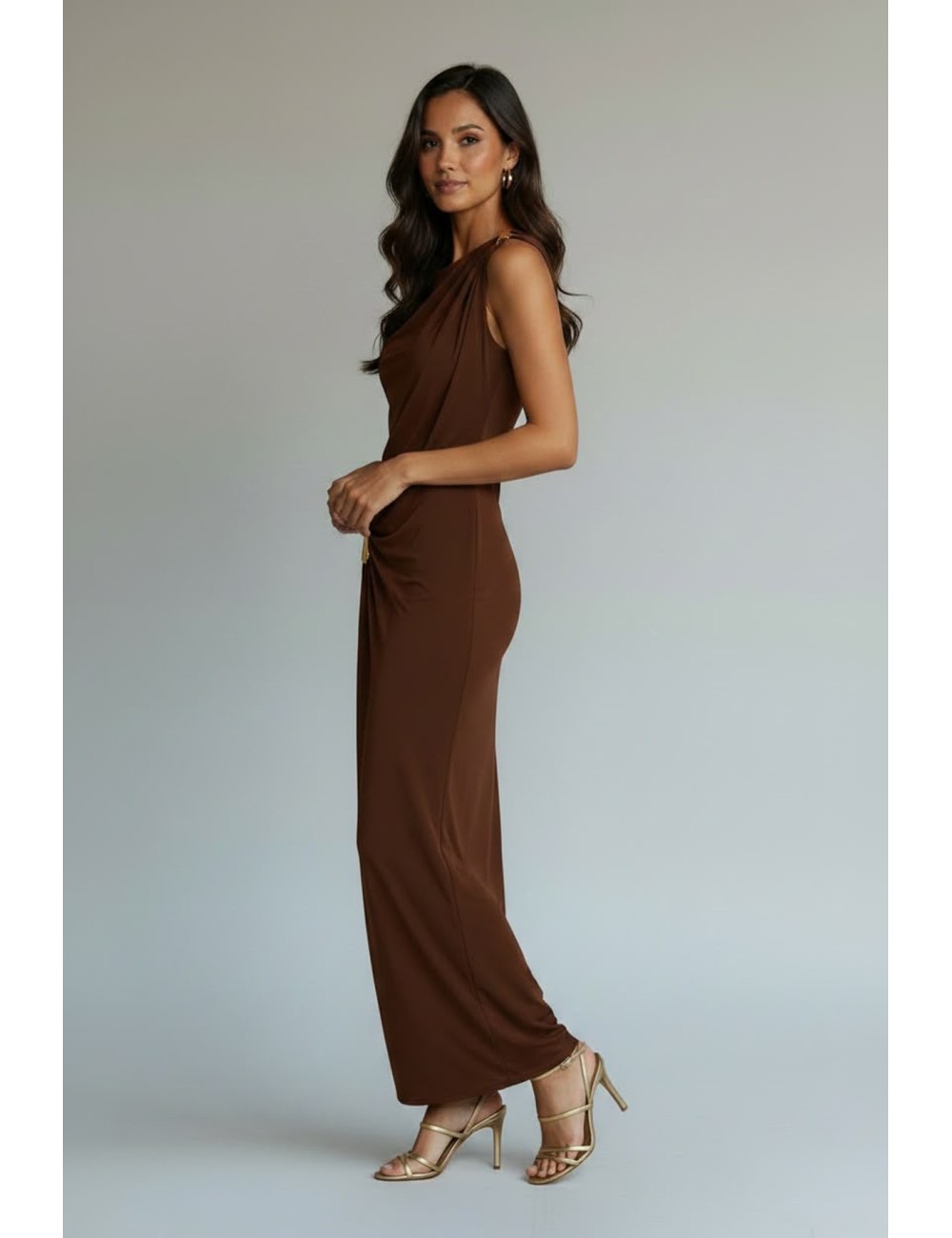 VESTIDO LARGO CON DRAPEADO ASIMÉTRICO MARRÓN Y DETALLE ORO