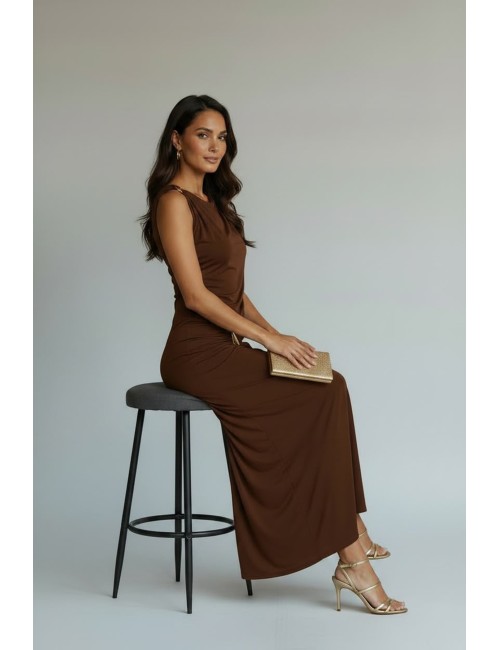 VESTIDO LARGO CON DRAPEADO ASIMÉTRICO MARRÓN Y DETALLE ORO