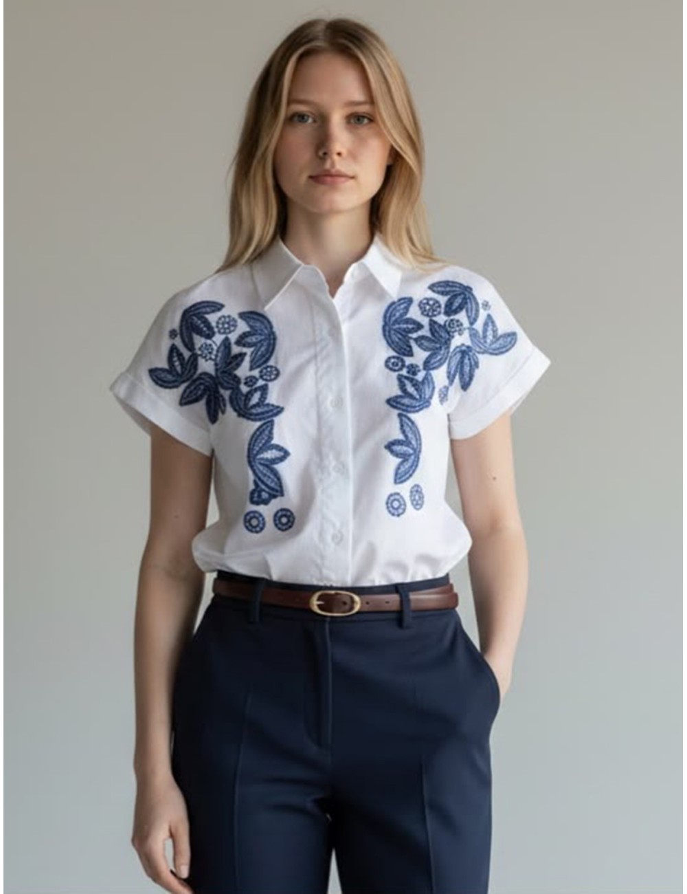 CAMISA MANGA CORTA CON BORDADOS FLORALES AZULES