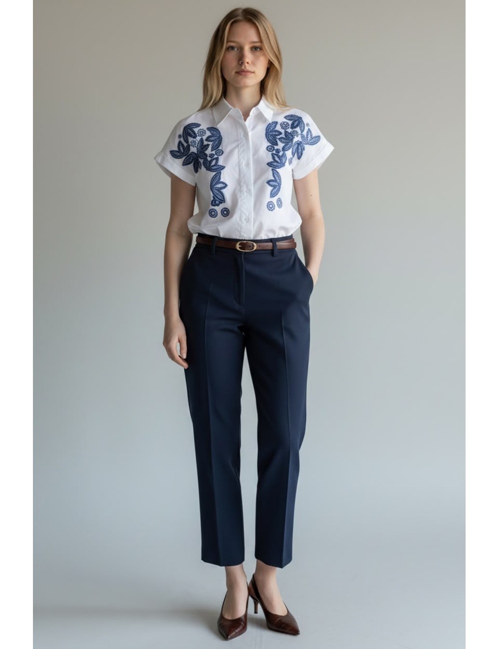 CAMISA MANGA CORTA CON BORDADOS FLORALES AZULES