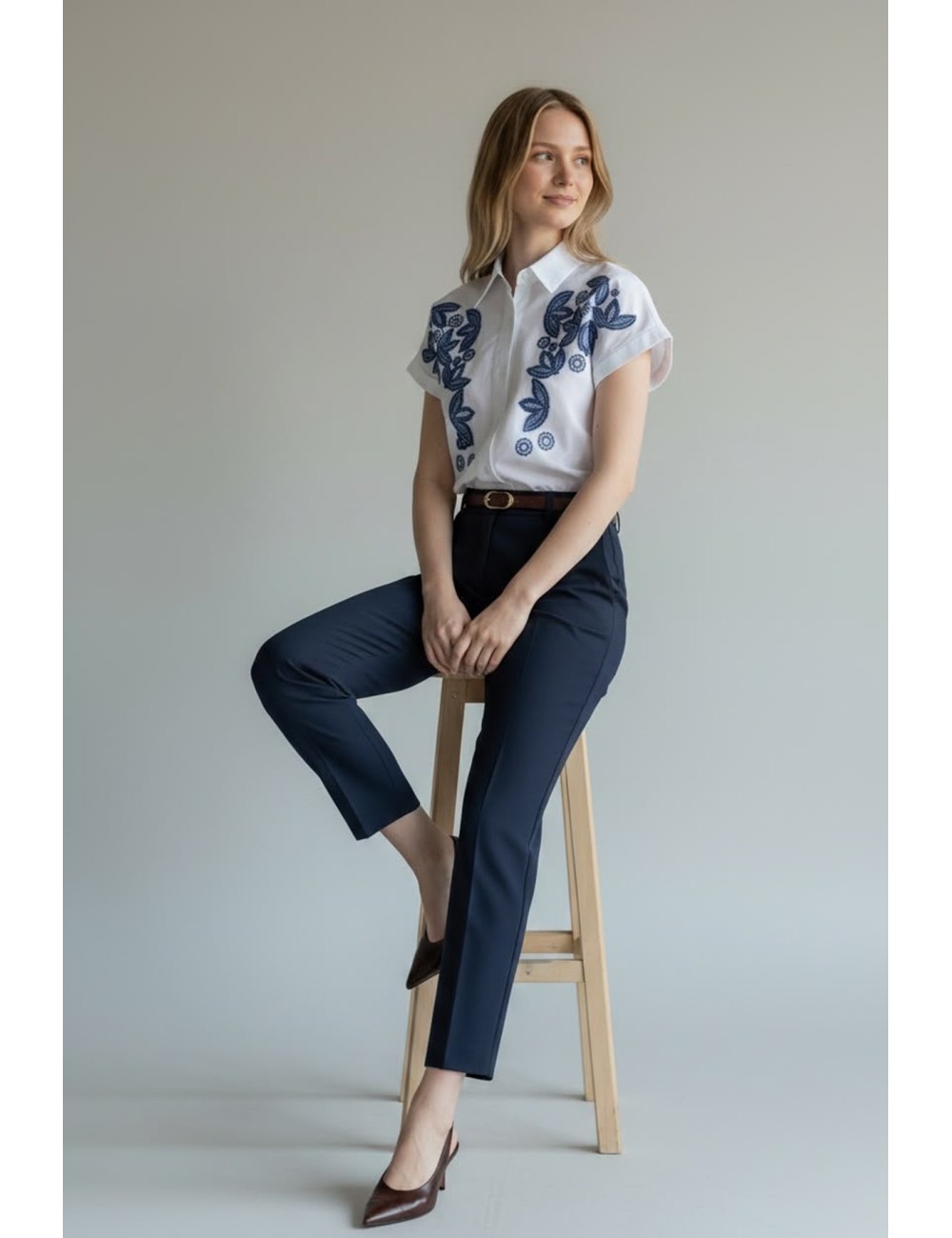 CAMISA MANGA CORTA CON BORDADOS FLORALES AZULES