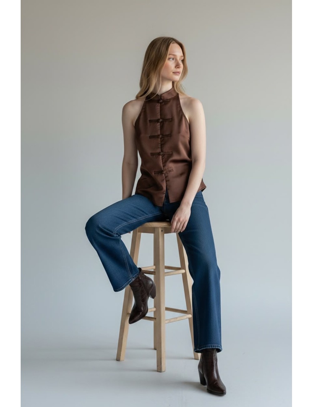 TOP CUELLO HALTER MARRÓN