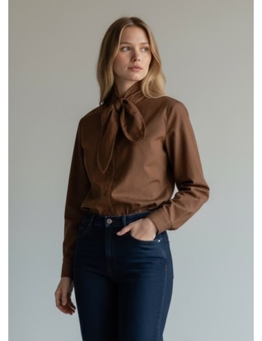 CAMISA CON CUELLO LAZADA MARRÓN