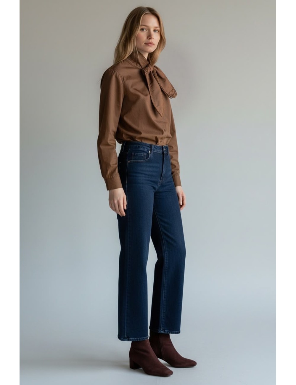 CAMISA CON CUELLO LAZADA MARRÓN