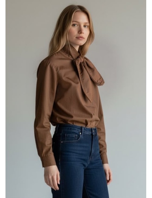 CAMISA CON CUELLO LAZADA MARRÓN