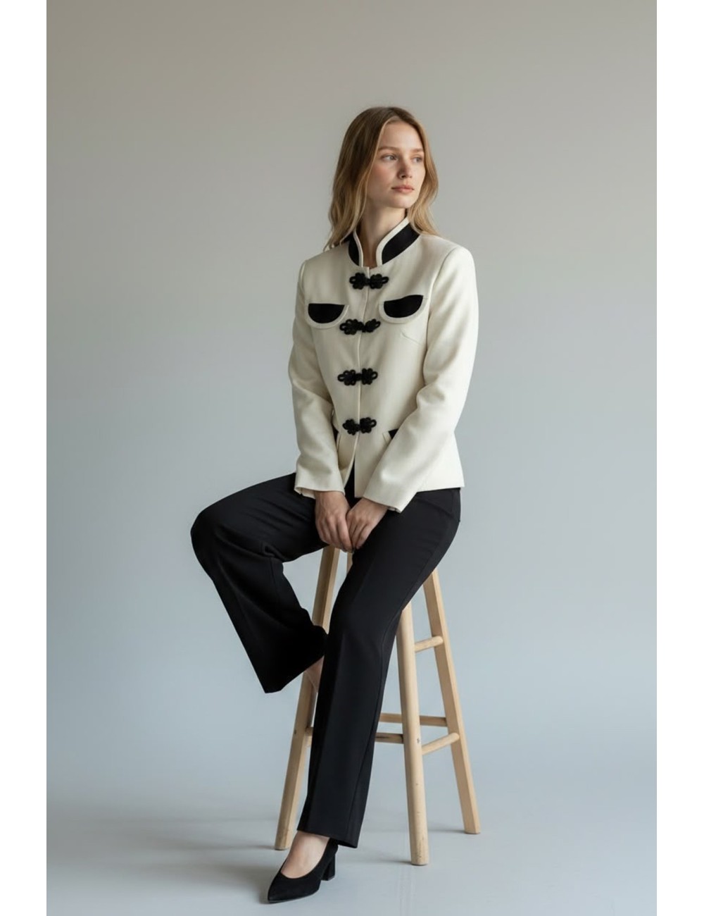 BLAZER CON ALAMARES Y DETALLES EN CONTRASTE BLANCA