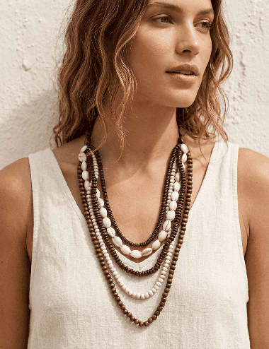 COLLAR MAXI MULTIHILO AJUSTABLE CON CONCHAS CAURIS Y CUENTAS DE MADERA