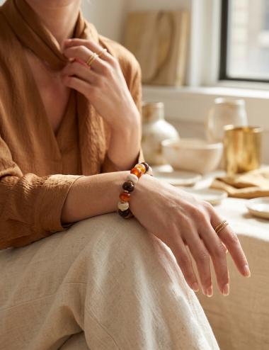 PULSERA ELÁSTICA CUENTAS RESINA ORGÁNICA Y SEPARADORES DORADOS