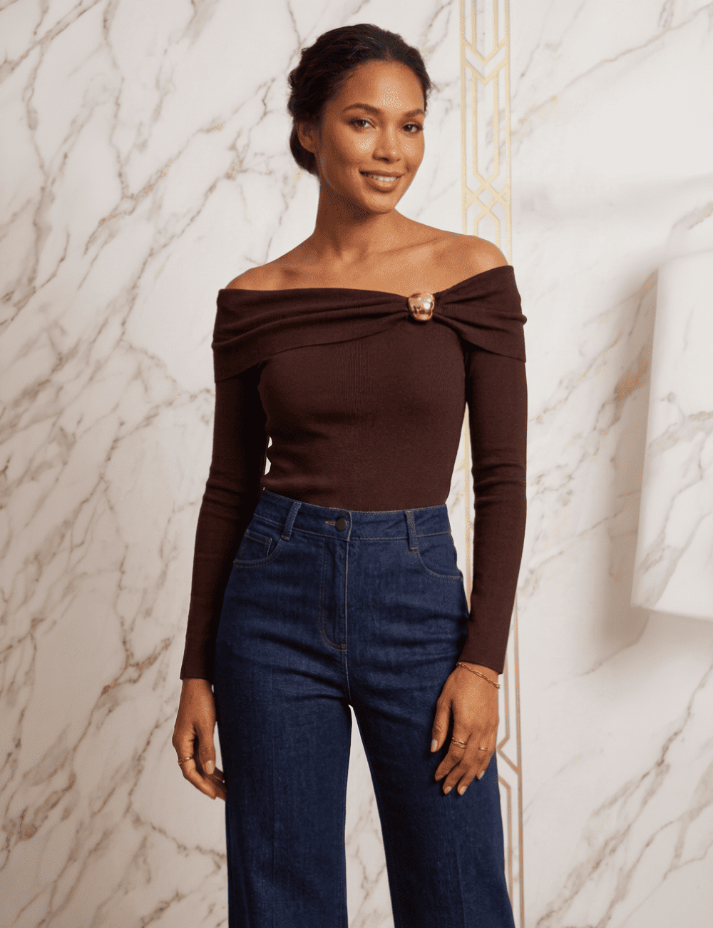 TOP PUNTO ESCOTE BARDOT CON BROCHE