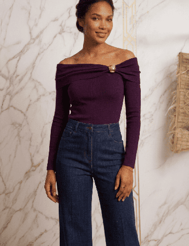 TOP PUNTO ESCOTE BARDOT CON BROCHE