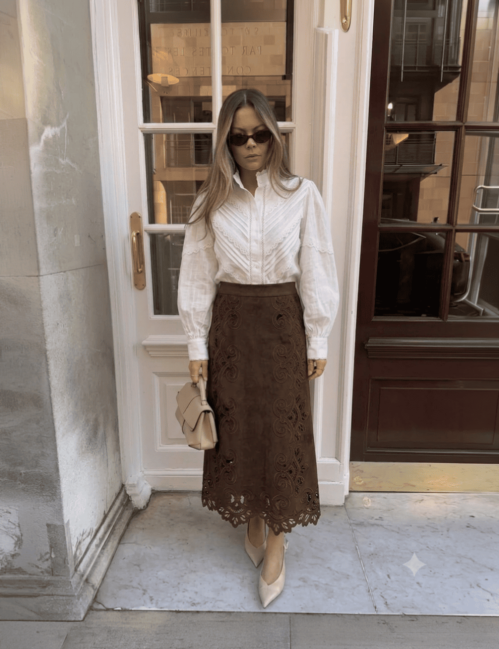 FALDA MIDI ANTELINA CON BORDADOS TROQUELADOS