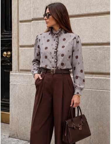 CAMISA DE CUADRO VICHY CON BORDADOS DE FLORES Y VOLANTES MARRÓN