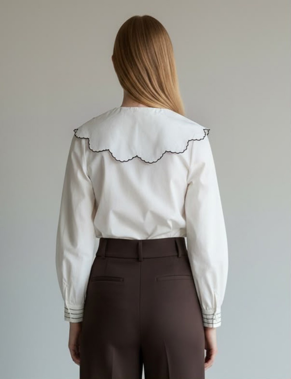 CAMISA CUELLO BOBO CON BORDADOS FLORALES MARRONES