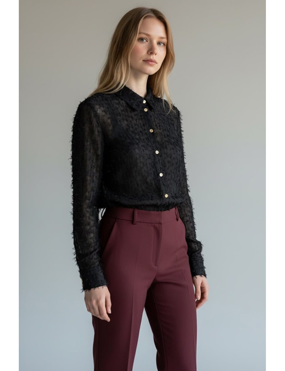 CAMISA SOPHENA NEGRA CON TEXTURA JACQUARD Y BOTONES DORADOS