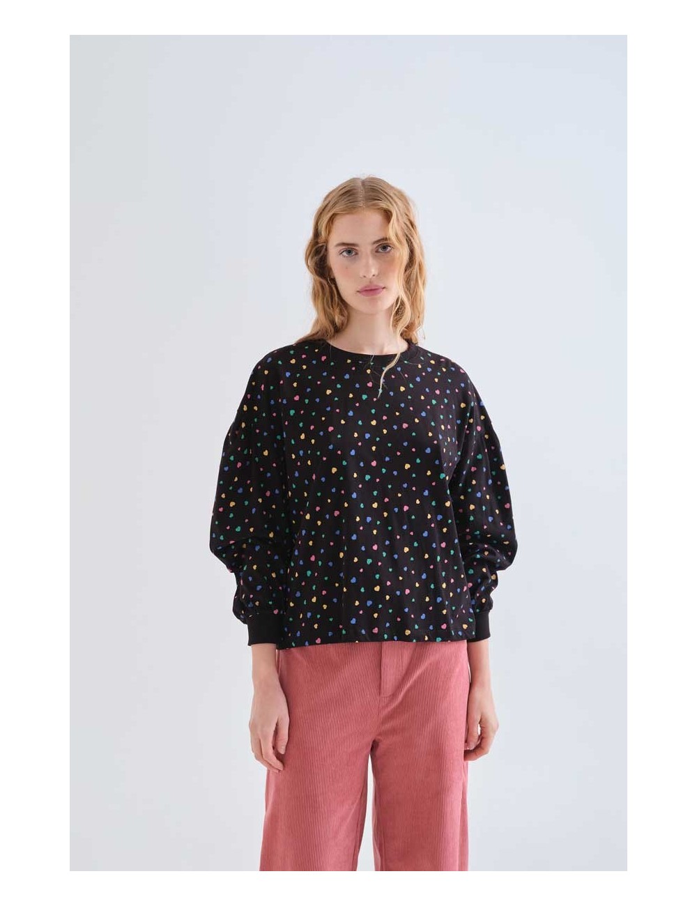 CAMISETA 100% ALGODÓN CON ESTAMPADO CORAZONES MULTICOLORES