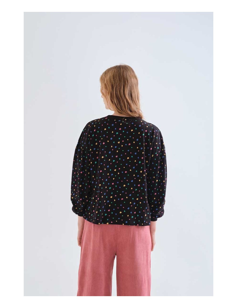 CAMISETA 100% ALGODÓN CON ESTAMPADO CORAZONES MULTICOLORES