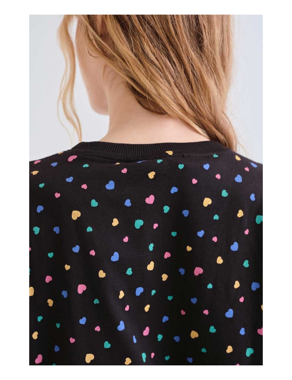 CAMISETA 100% ALGODÓN CON ESTAMPADO CORAZONES MULTICOLORES