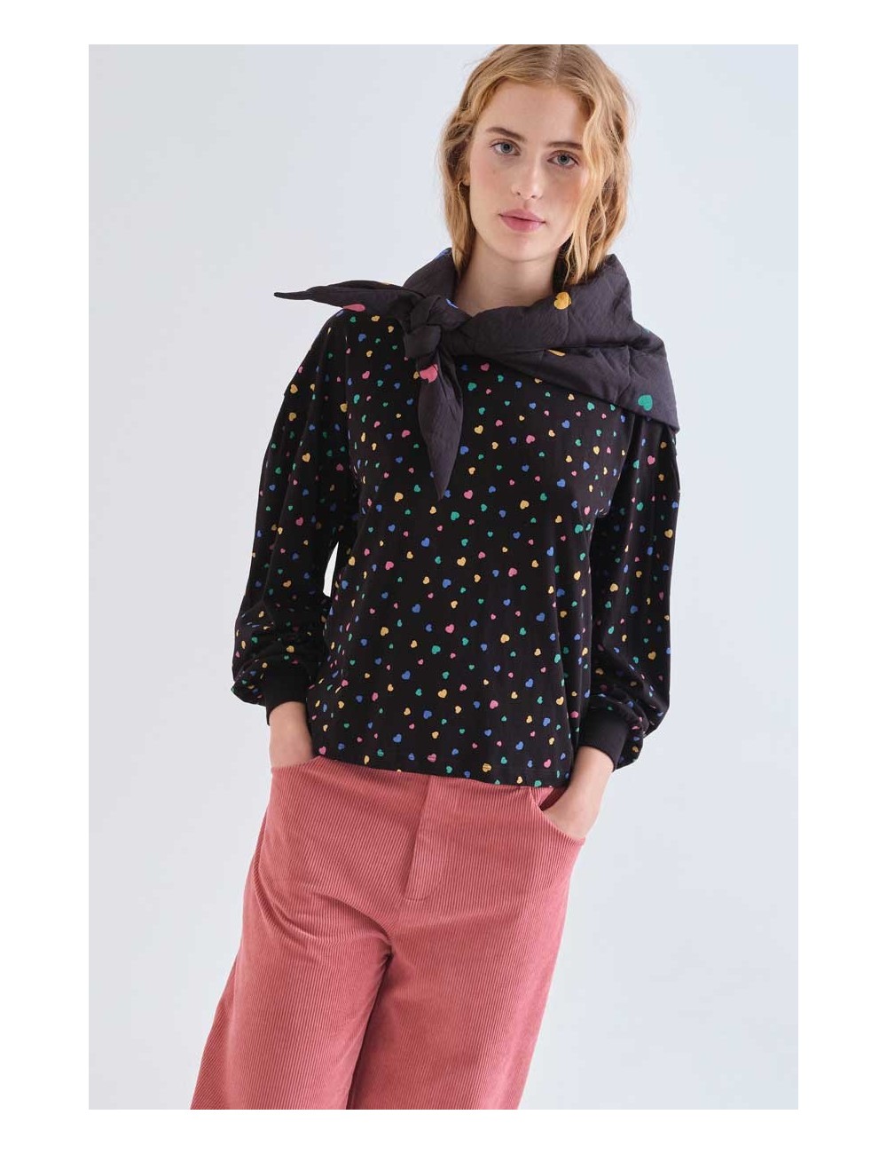CAMISETA 100% ALGODÓN CON ESTAMPADO CORAZONES MULTICOLORES