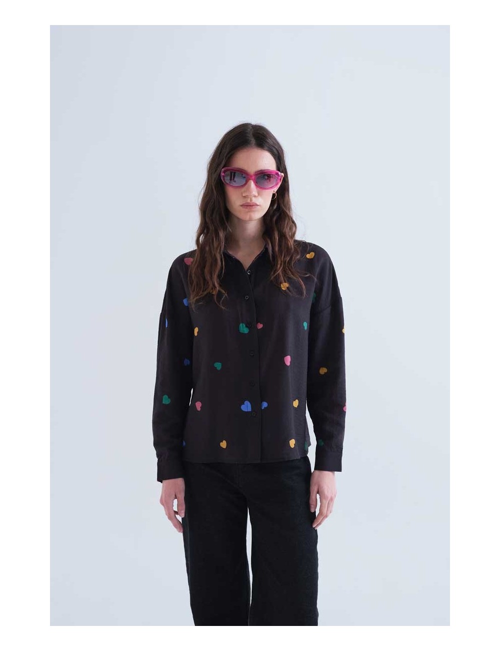 CAMISA CON ESTAMPADO CORAZONES MULTICOLORES