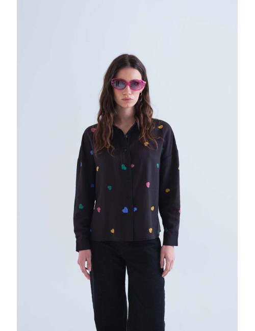 CAMISA CON ESTAMPADO CORAZONES MULTICOLORES