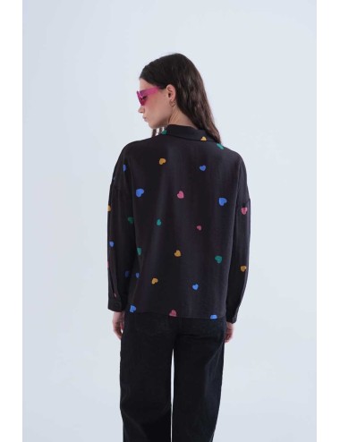 CAMISA CON ESTAMPADO CORAZONES MULTICOLORES