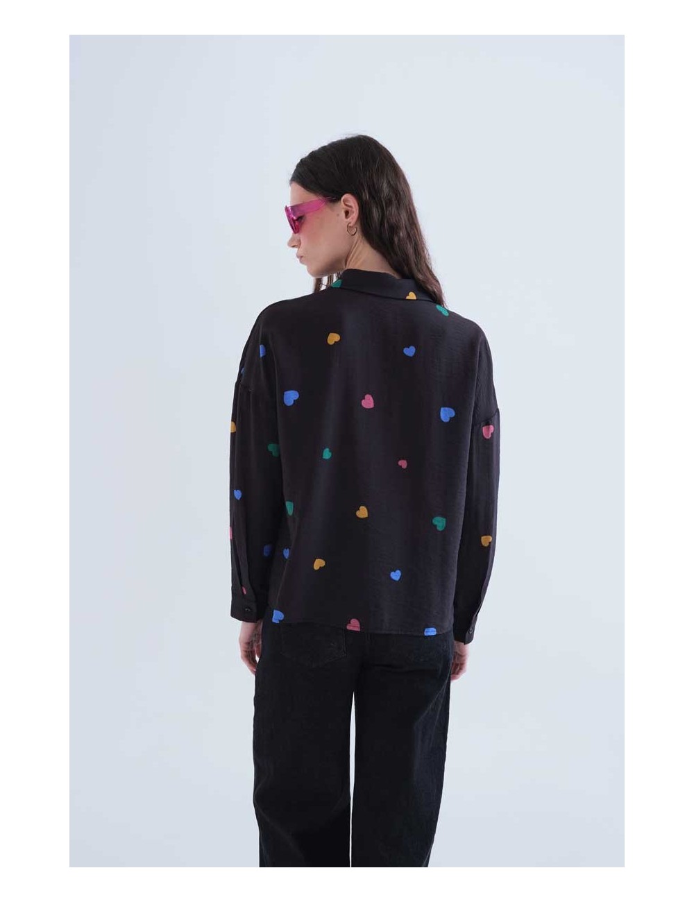 CAMISA CON ESTAMPADO CORAZONES MULTICOLORES
