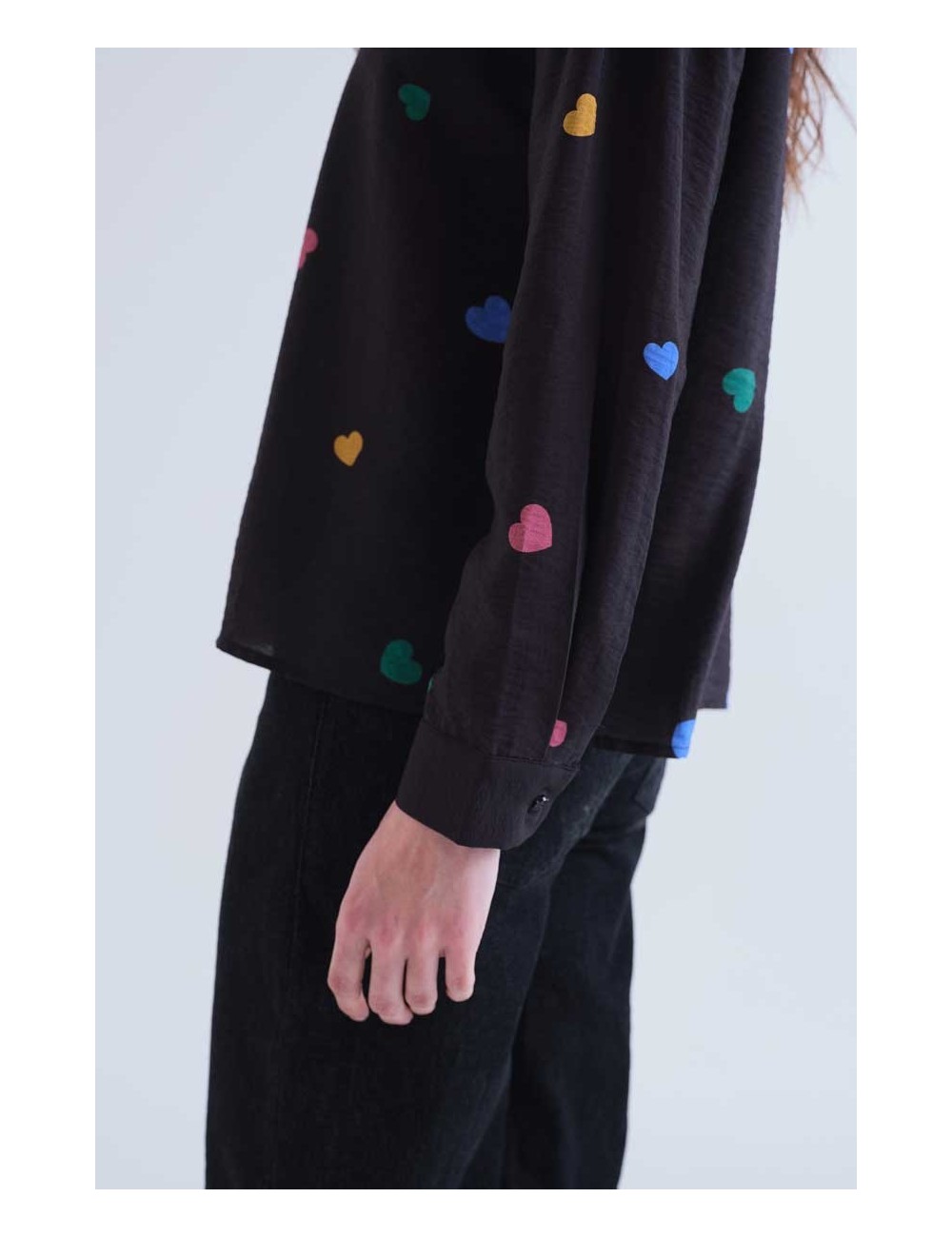 CAMISA CON ESTAMPADO CORAZONES MULTICOLORES