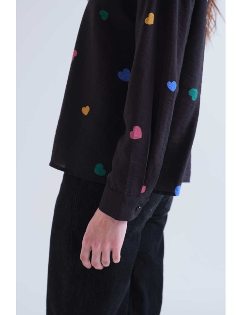 CAMISA CON ESTAMPADO CORAZONES MULTICOLORES