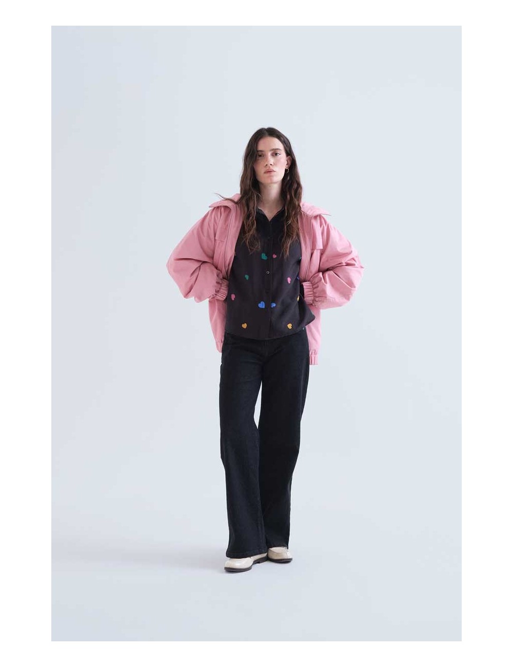 CAMISA CON ESTAMPADO CORAZONES MULTICOLORES