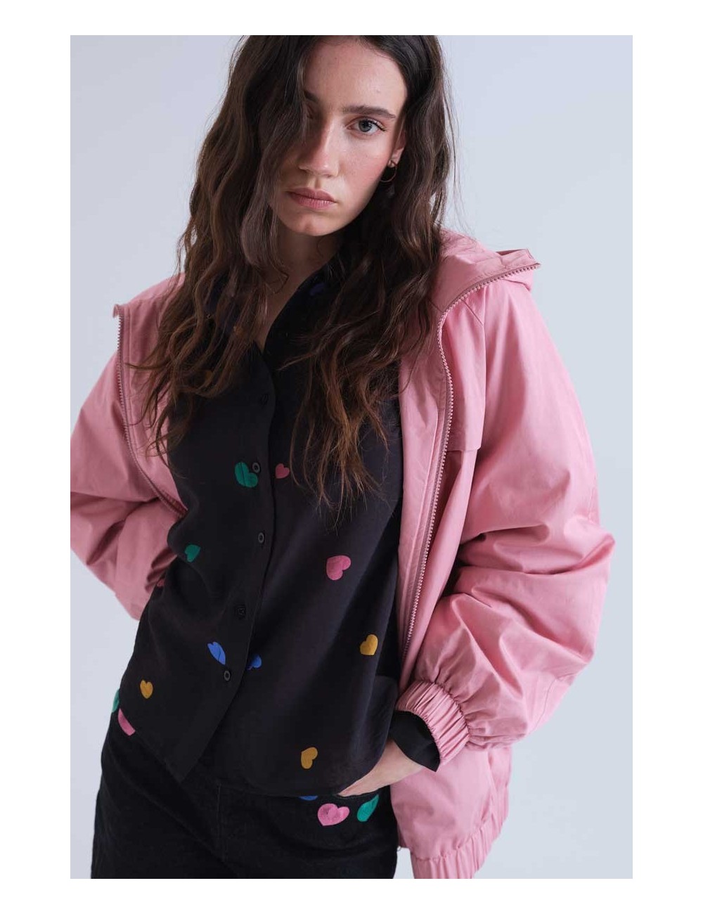 CAMISA CON ESTAMPADO CORAZONES MULTICOLORES