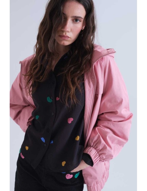 CAMISA CON ESTAMPADO CORAZONES MULTICOLORES