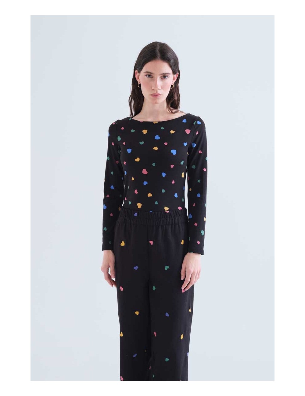 CAMISETA CON ESTAMPADO CORAZONES MULTICOLORES