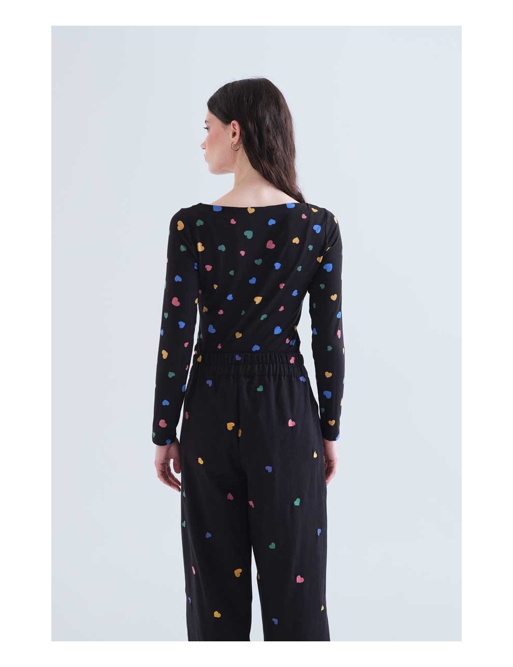 CAMISETA CON ESTAMPADO CORAZONES MULTICOLORES