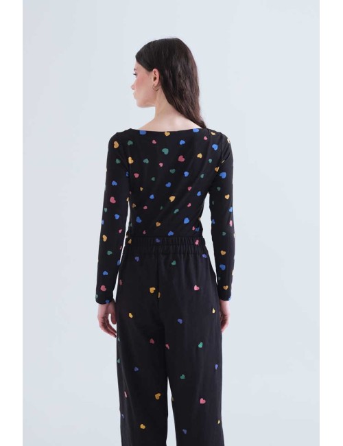CAMISETA CON ESTAMPADO CORAZONES MULTICOLORES