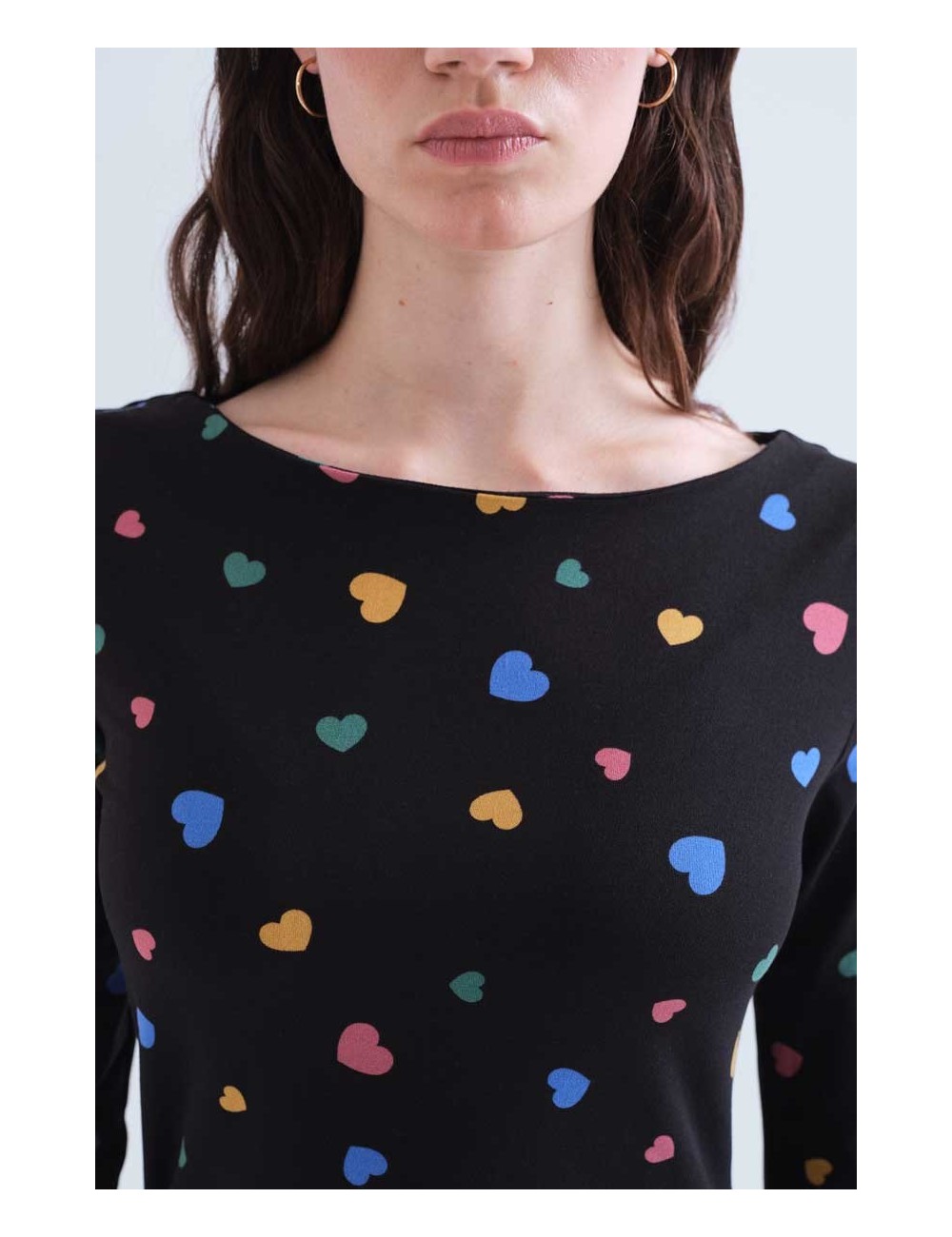 CAMISETA CON ESTAMPADO CORAZONES MULTICOLORES
