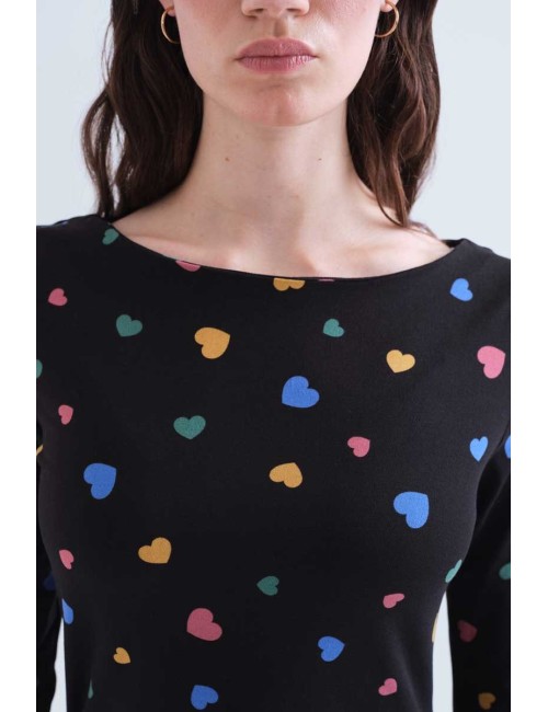 CAMISETA CON ESTAMPADO CORAZONES MULTICOLORES