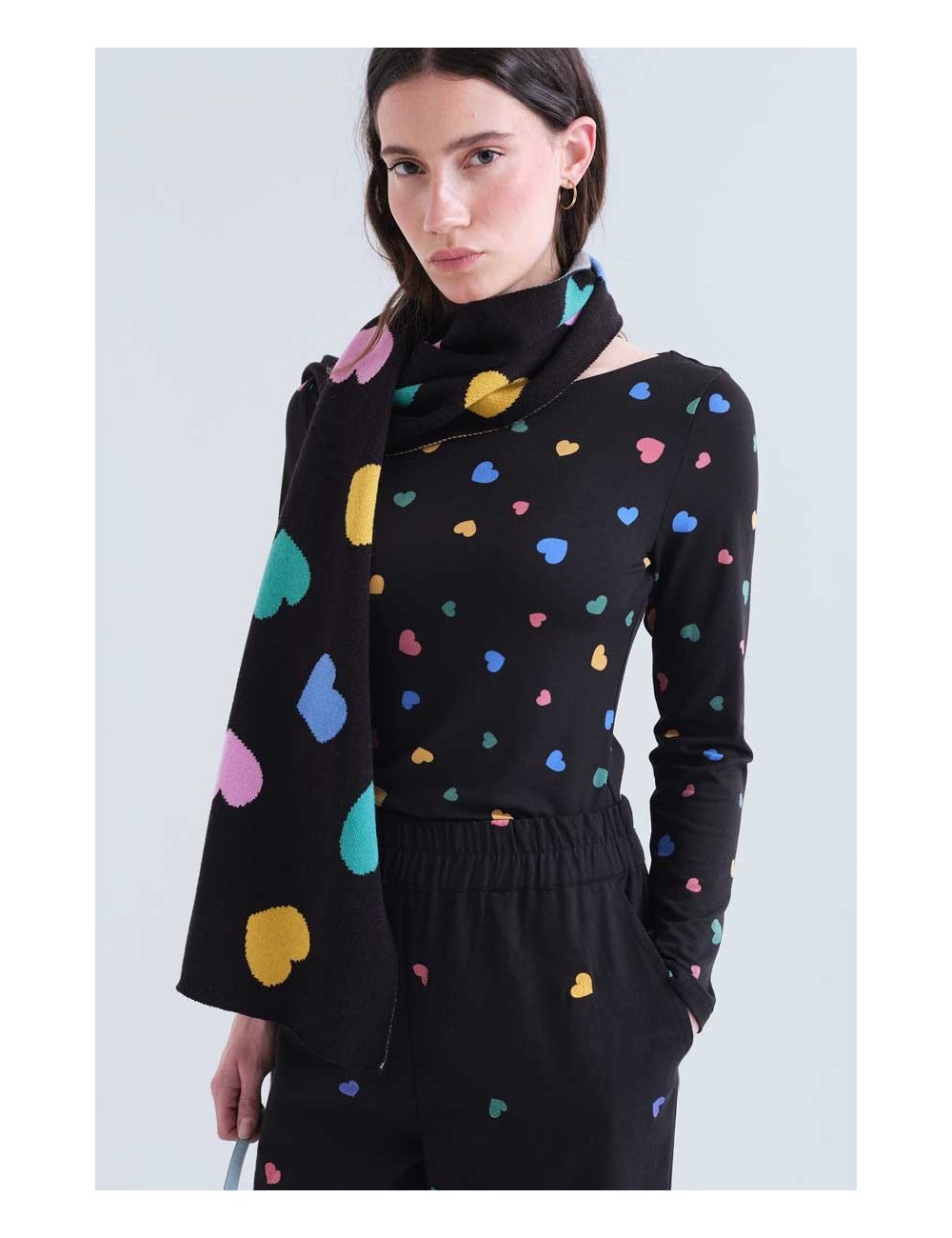 CAMISETA CON ESTAMPADO CORAZONES MULTICOLORES