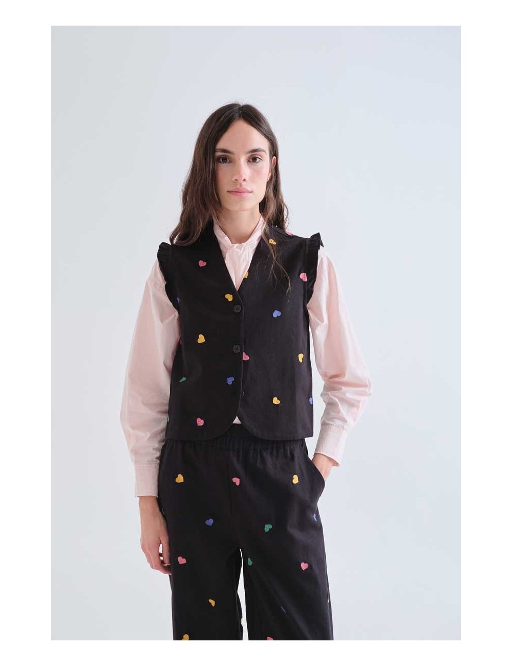 CHALECO 100% ALGODÓN NEGRO CON BORDADOS DE CORAZONES MULTICOLORES